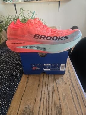 Brooks Hyperion Elite 5 Racing Shoe in Neon Coral & Mint